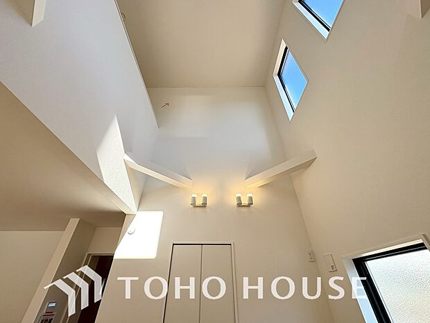 リビングに設けられた巨大吹抜け空間が家族とのコミュニケーションを促進するこだわり設計。