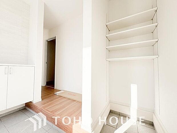 人を迎え入れる最初の場所だからこそ、清潔感が大事。ゆとりあるシューズインクロークも設置しました。