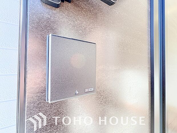 ICチップを用いたカードやボタンなどで玄関扉の鍵の施錠・解錠が出来る設備。