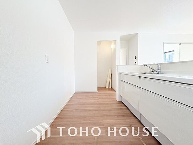 広々キッチンを採用。みんなで作った料理を召し上がりながらの会話は、どのような物になるのでしょうか。