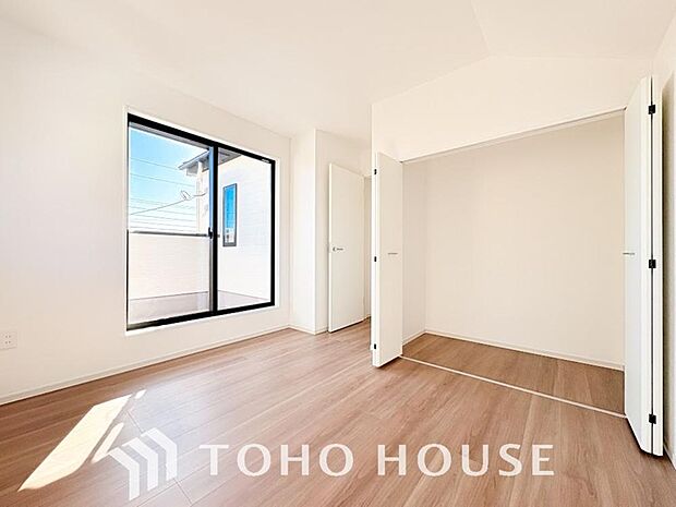 一日の疲れを癒やしてくれる主寝室。時を忘れて過ごす場所として過ごせるお部屋。