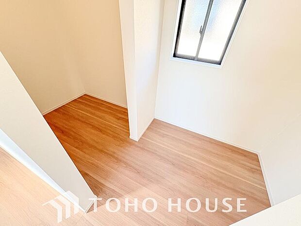 奥行きあるクローゼットを採用。衣装ケースや、掃除機といった物を収納できるような造りになっております。