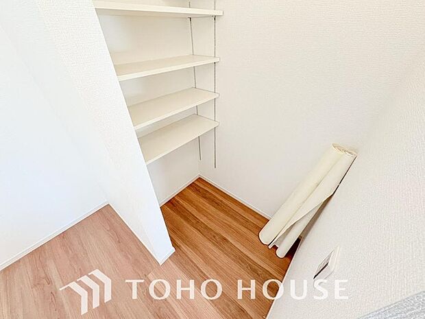 キッチン横にはパントリーを完備。ついつい買いすぎてしまった日用品や食料品のストックなどに。