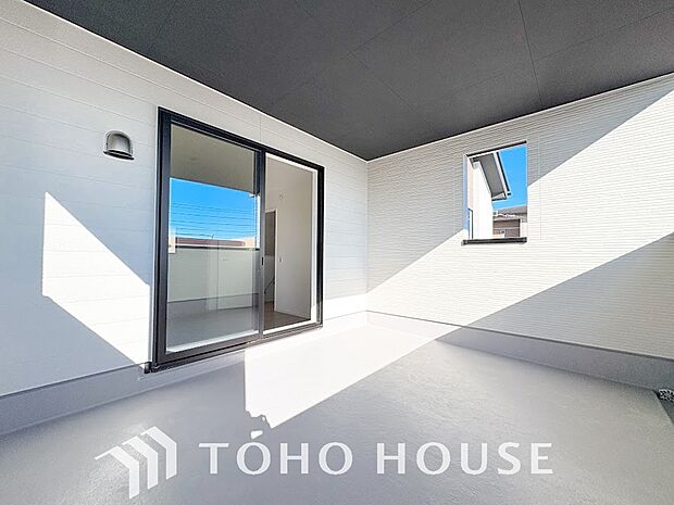 暖かい陽ざしが差込むバルコニーは、晴れた日には、洗濯物が良く乾きます。また、風通しも良好です。