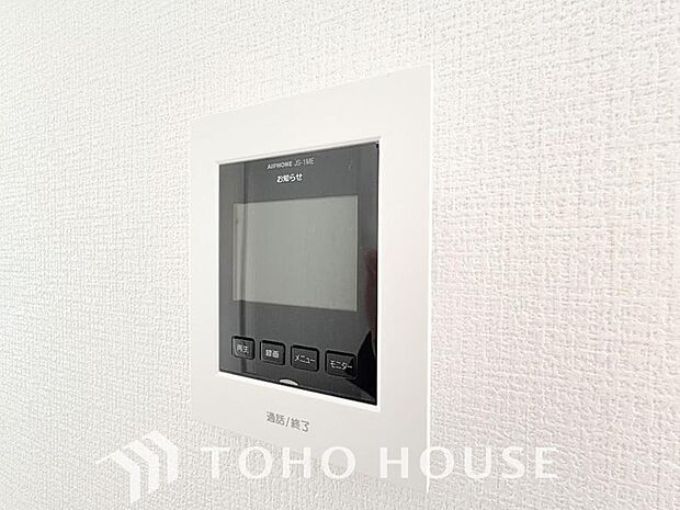 誰が来てもわかる様にモニター付きインターホンを設置。家事導線を考慮した個所に設置し、防犯性と利便性に優れ快適と安らぎを合わせた優しい設計。