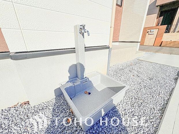 外には立水栓を設置してありますで、大切なお車の洗車にも汚れた靴を洗ったり、庭の植栽への水やりにも便利な設備です。