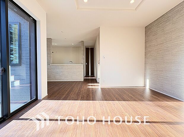 光が注がれる青い空から鮮やかに赤色にゆっくりと染まる。そんな優しい時間がここでは流れてゆく。