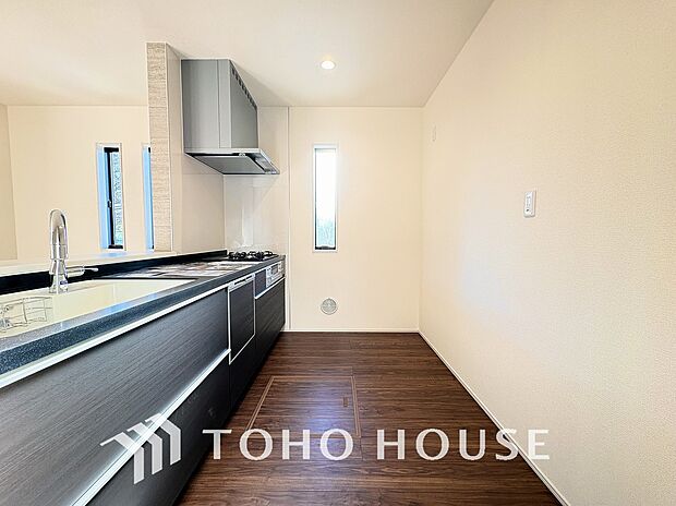 広々キッチンを採用。みんなで作った料理を召し上がりながらの会話は、どのような物になるのでしょうか。