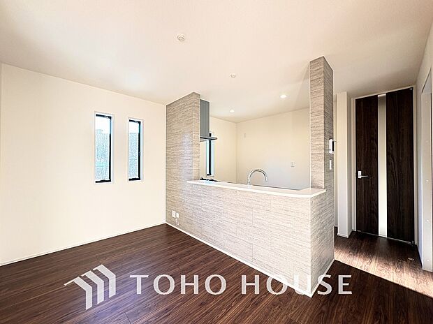 美しく使いやすいキッチン空間。優しい温もりを醸し出すキッチンは料理の為の配慮を随所に注ぎました。