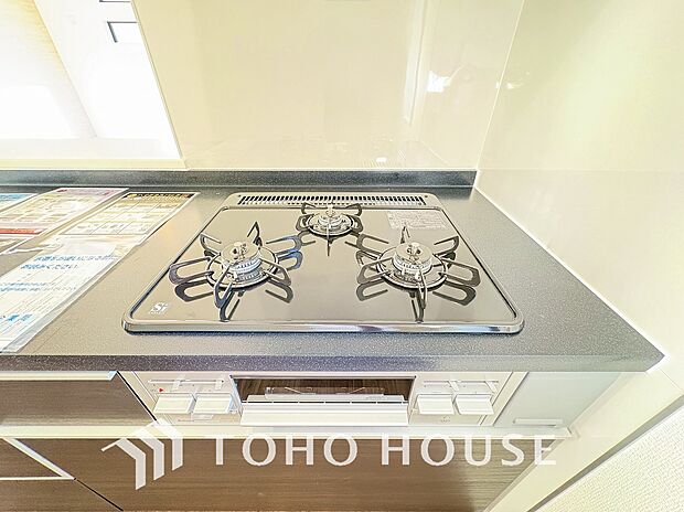 3口コンロは一度に複数のお料理を作ることができるメリットがあります。毎日のキッチンタイムを効率よく。