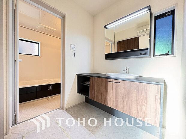 収納もさる事ながら、朝の慌ただしい時間もホテルライクなスペースで余裕とゆとりを感じて頂けます。