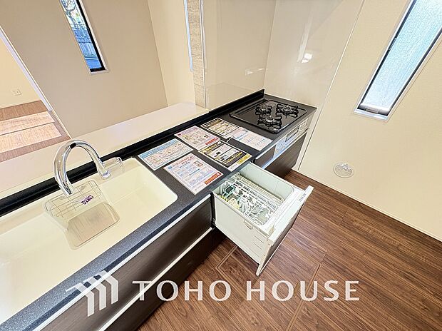 ビルトイン食洗機。高温のお湯や高圧水流を使うことにより汚れを効果的に落とすことができます。