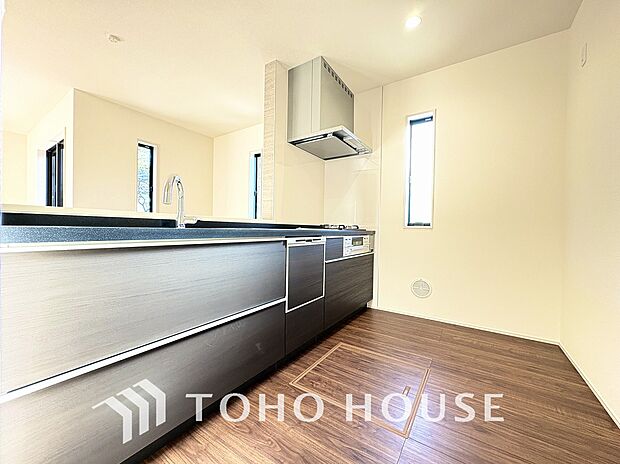 床下収納の場合は使っていない空間を有効利用するので、キッチンを狭くすることなく収納場所を増やせます。