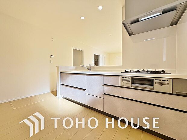 キッチンの収納は、デッドスペースになりやすい箇所を有効活用できる、スライド式収納を採用しました。