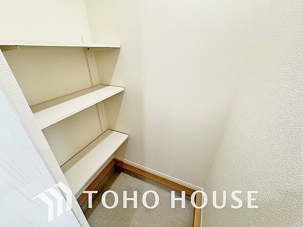 人を迎え入れる最初の場所だからこそ、清潔感が大事。ゆとりあるシューズインクロークも設置しました。