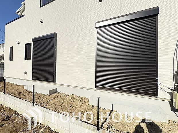 戸建にも防犯機能のシャッターを完備しております。寒い冬でも中から開閉がラクラクな所も便利です。