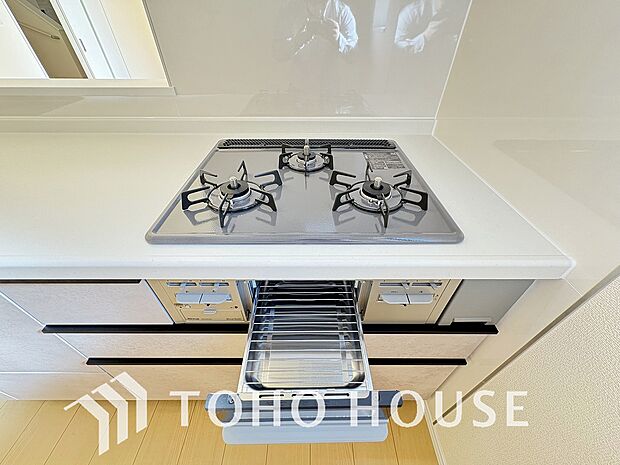 通常の手洗いでは使用出来ないほど高温のお湯や高圧水流を使うことにより汚れを効果的に落とすことができる。