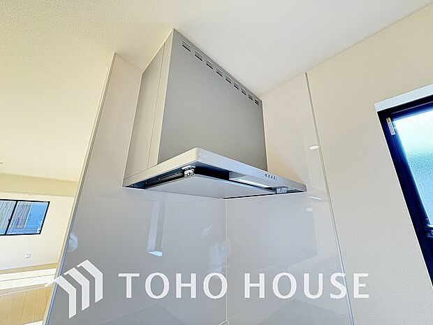 キッチンの換気扇はスタイリッシュなデザインで、日々のお手入れもラクラクな仕様となっております。