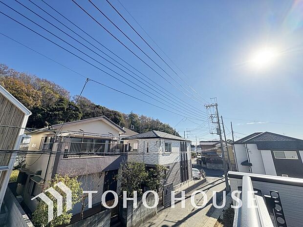 その豊かな眺望にふさわしい空間には、通風・採光にも優れ、心地よい光と風があふれています。