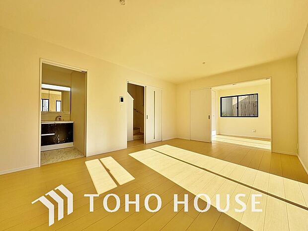 光が注がれる青い空から鮮やかに赤色にゆっくりと染まる。そんな優しい時間がここでは流れてゆく。