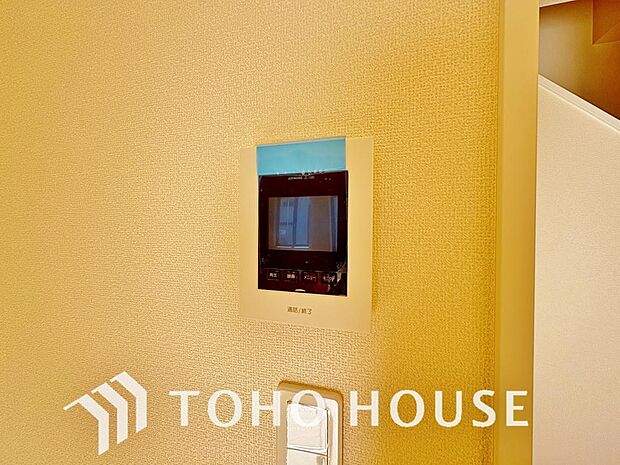 誰が来てもわかる様にモニター付きインターホンを設置。家事導線を考慮した個所に設置し、防犯性と利便性に優れ快適と安らぎを合わせた優しい設計。