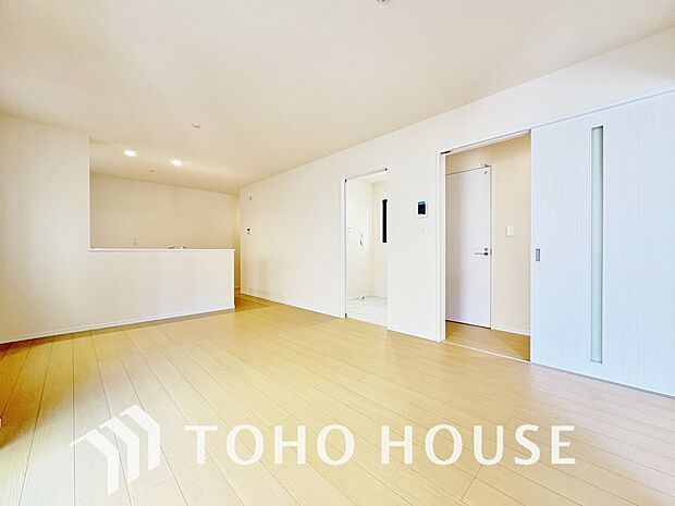 リビングも広く設け、訪れる人々を暖かく迎えてくれます。