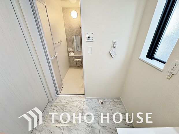 平日の朝であっても、落ち着きとくつろぎを感じられる空間。気持ちよく身だしなみを整えられます。