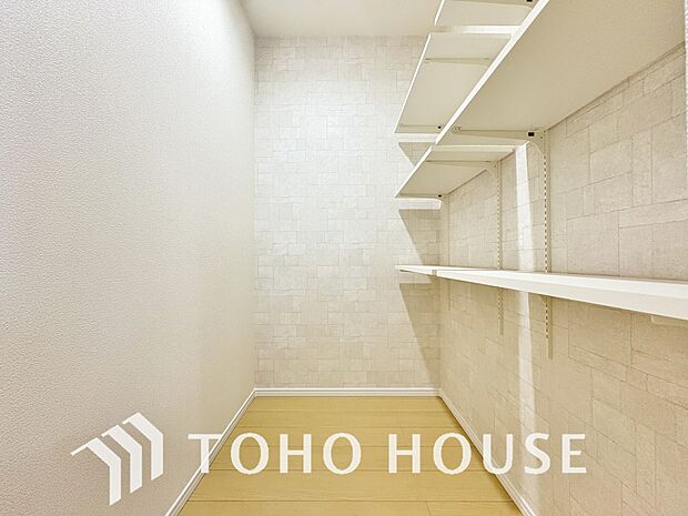 キッチン横にはパントリーを完備。ついつい買いすぎてしまった日用品や食料品のストックなどに。