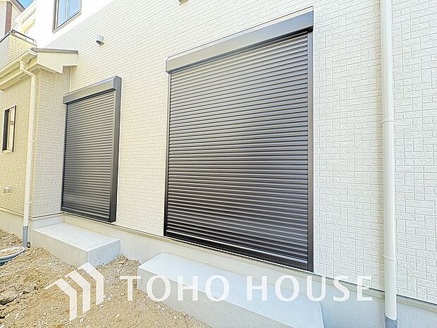 戸建にも防犯機能のシャッターを完備しております。寒い冬でも中から開閉がラクラクな所も便利です。