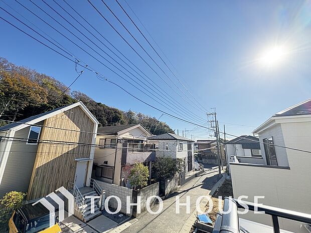 星空が地上に映りこむかのような夜景のきらめきまで、この街ならではの美しい風景の物語が室内に展開。