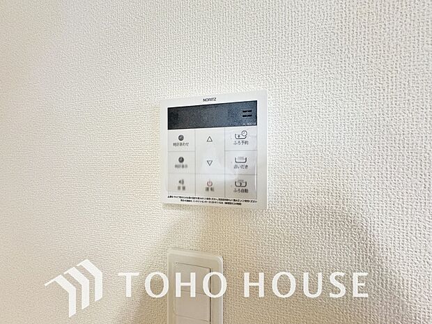 お風呂場と台所に操作リモコンがあり、キッチン近くにある給湯リモコンは、お料理の最中でもリビングで寛いでいるなかでもボタン一つで簡単に沸かせて便利ですね。