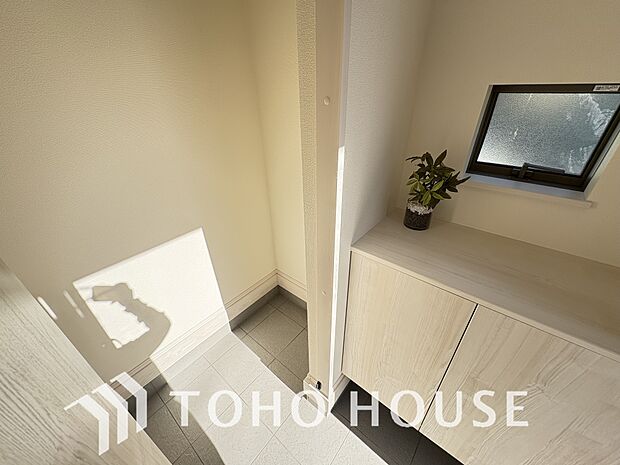 毎日みんなを見送り、そして迎え入れる場所だから。帰りたくなる家をテーマに設計した、自慢の玄関です。