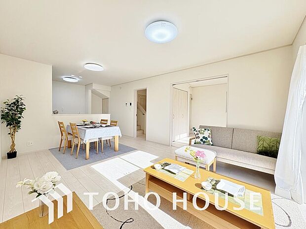 広々としたLDKは、家族が自然に集まりやすく、一緒に過ごす時間を楽しめる工夫が施されています。