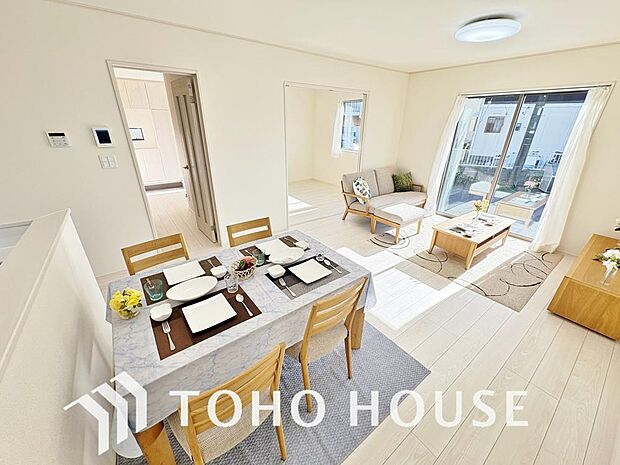 心温まるくつろぎを楽しめるリビングは、静かで落ち着いた癒しの空間となり、家族とゆったり過ごせます。