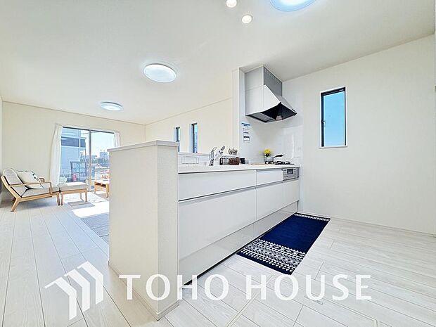 家族みんなでゆったりと調理や食事の準備ができる十分な広さを確保した、快適なキッチンスペース。