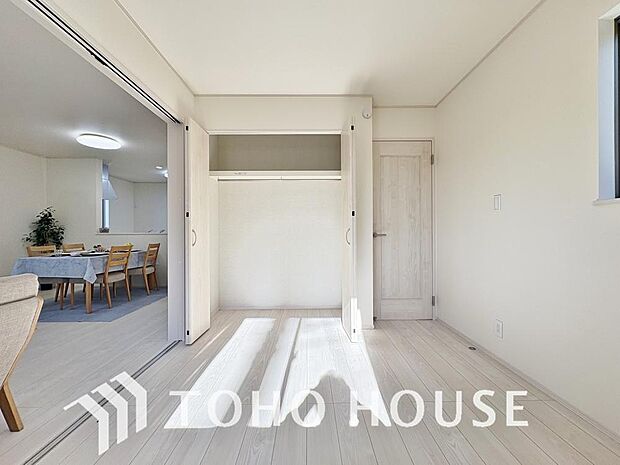 建物内部の収納には拘りました。共有部分に設けた収納。お荷物が多い方にも安心です。