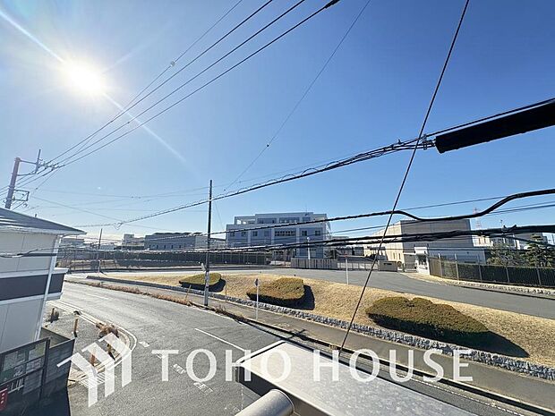 その豊かな眺望にふさわしい空間には、通風・採光にも優れ、心地よい光と風があふれています。