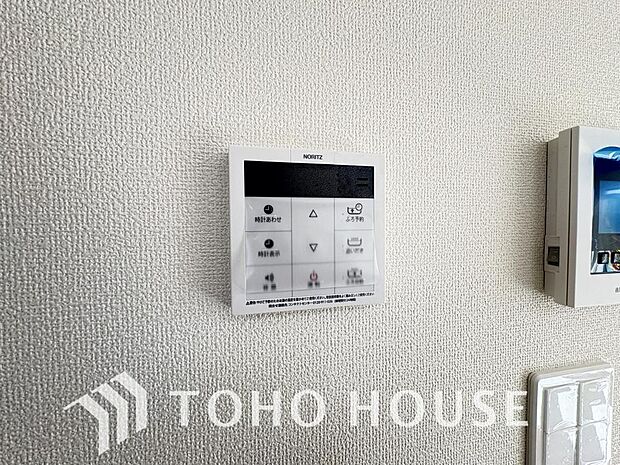 スイッチひとつで湯を浴槽に張ったり、保温や追い焚き機能を自動で行える便利なオートバスシステムを搭載。