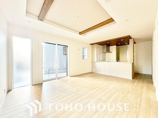 明るく穏やかな空気の中で飲んだり、食べたり、笑ったり。一日の中で多くの時間を過すことになるリビング。