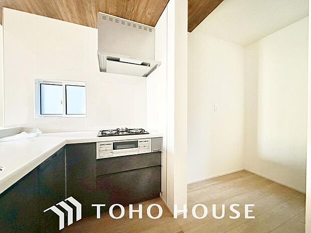 広々キッチンを採用。みんなで作った料理を召し上がりながらの会話は、どのような物になるのでしょうか。