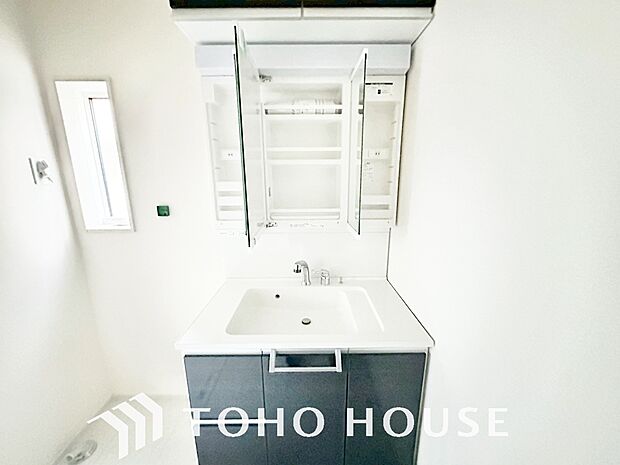 洗面台には三面鏡を採用。鏡の後ろに収納スペースを設ける事により洗面台周りもすっきりします。