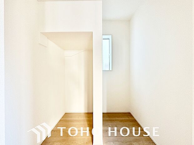 建物内部の収納にはこだわりを持ちました。共有部分に設置した収納スペースはお荷物の多い方にも安心です。