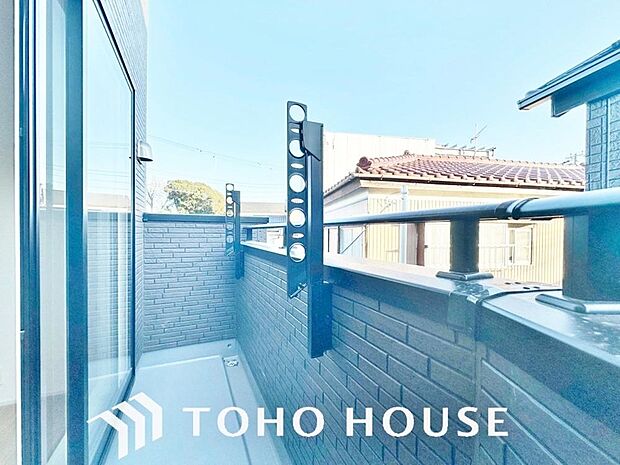 通風・採光に優れ、心地よい光と風があふれています。優しい陽射しが差し込むバルコニーとなっております。