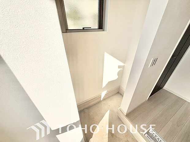 人を迎え入れる最初の場所だからこそ、清潔感が大事。ゆとりあるシューズインクロークも設置しました。