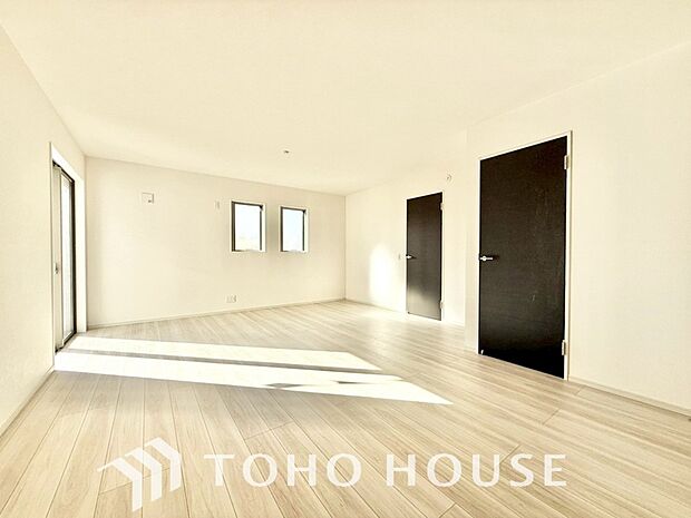 リビングも広く設け、訪れる人々を暖かく迎えてくれます。