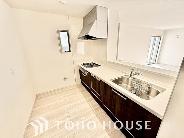 ご家族みんなで調理ができる位のスペースを実現したキッチン空間となっております。