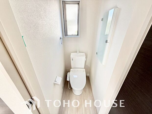 十分な広さと清潔感のあるカラーで纏まったおトイレ。時間に余裕とゆとりを持たせます。