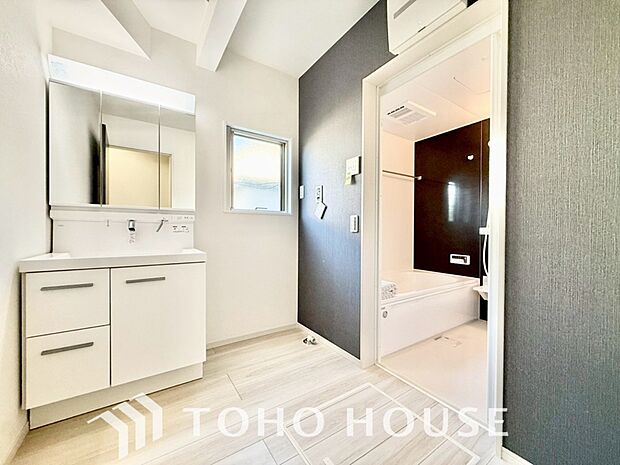 お家の中でも特にプライベートスペースとなる洗面所は、洗濯場所と浴室を同じ空間でまとめております。