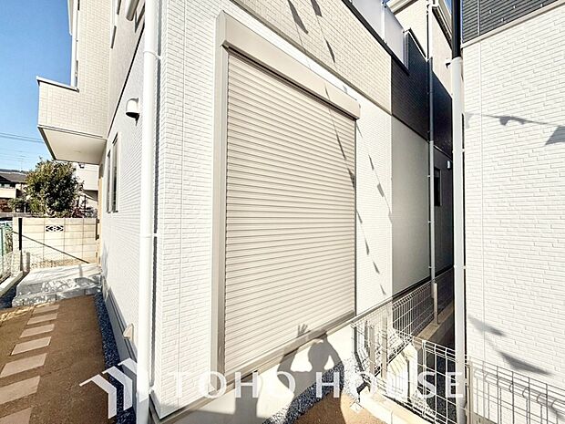 戸建にも防犯機能のシャッターを完備しております。寒い冬でも中から開閉がラクラクな所も便利です。