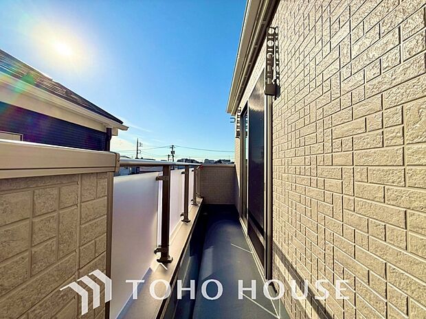 暖かい陽ざしが差込むバルコニーは、晴れた日には、洗濯物が良く乾きます。また、風通しも良好です。